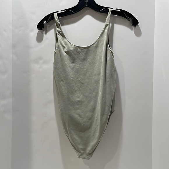 Skims ESSENTIAL SCOOP NECK BODYSUIT | AGAVE - Picture 6 of 10